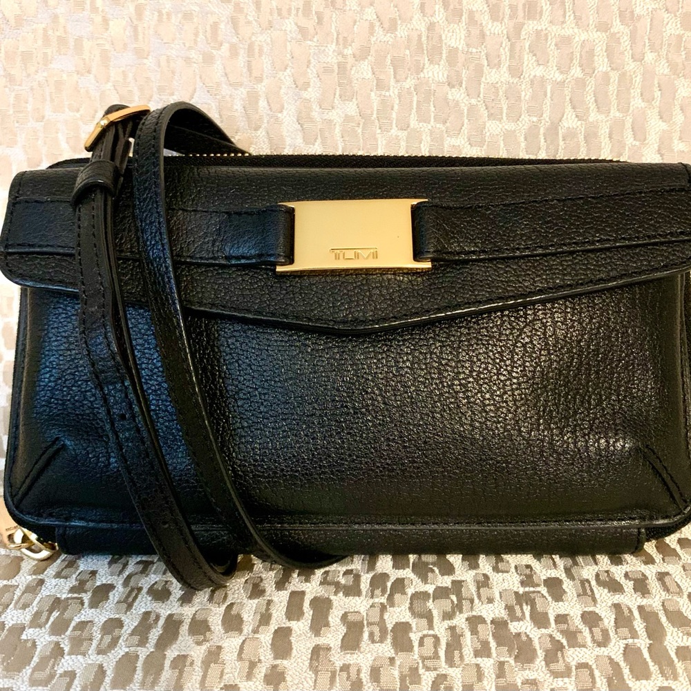 TUMI EUC RFID Traveler’s Crossbody in Black Leather- adjustable strap